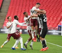 爱游戏入口-包含今夜足总杯传出新动向；芝加哥公牛更衣室发声；管理层表态——气氛紧张；训练强度明显提升的词条